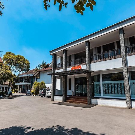 Super Oyo 686 Bunga Karang Hotel Bekasi Kültér fotó