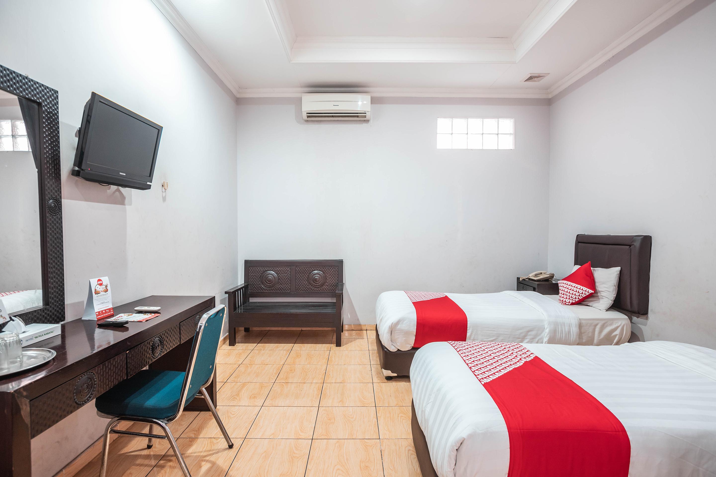 Super Oyo 686 Bunga Karang Hotel Bekasi Kültér fotó