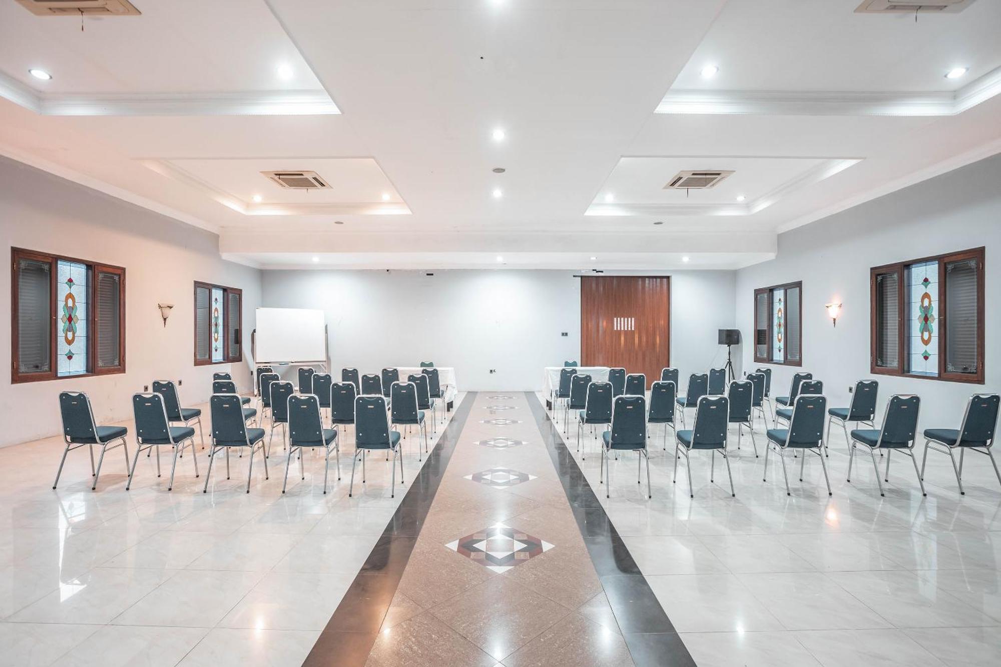 Super Oyo 686 Bunga Karang Hotel Bekasi Kültér fotó