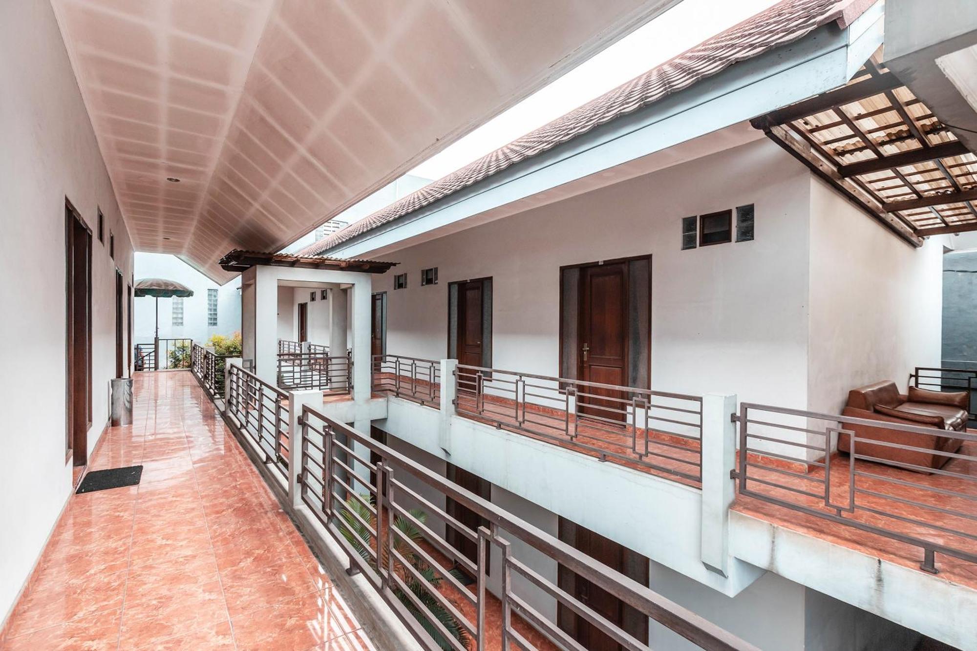 Super Oyo 686 Bunga Karang Hotel Bekasi Kültér fotó